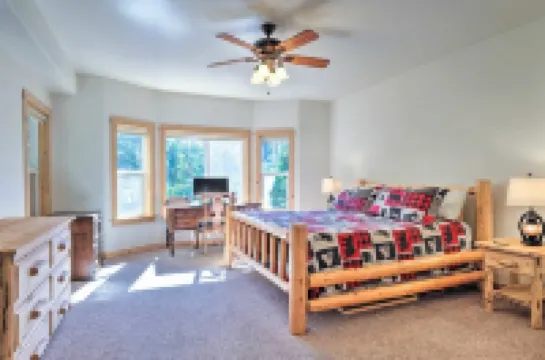 Huge Cozy Cabin 3 Bed Rooms, loft, Game/bedroom, Spa