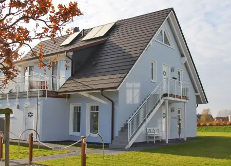 Exclusive apartment with 2 balconies and sea views - only 200m from the beach!