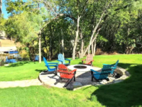 Lakefront!➟Kayaks, Fire Pit, Sparkling Clean Hot Tub, Foosball