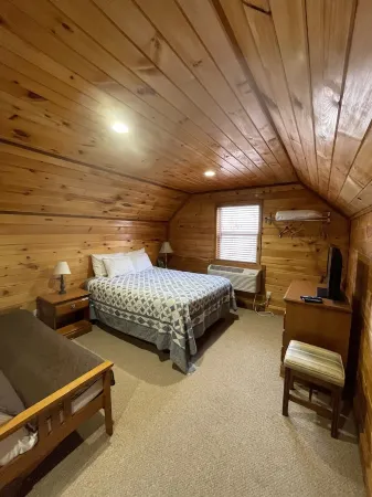 Kings Cabin on the edge of town only 1/2 mile from Current River !