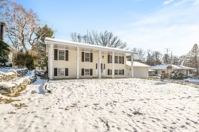 Cheerful Spacious Home near Lake Owasso Hotel dekat University of Northwestern – St. Paul