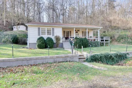 3 BR house with hot tub near Lexington and surrounding attractions! Отели рядом с достопримечательностью «Парк Вирджиния Сафари»