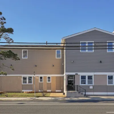 Spacious Skylit Seaside Stay - Walk to Bay & Beach - King Bed, Parking & Badges Hotels near Seaside Park