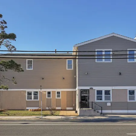 Spacious Skylit Seaside Stay - Walk to Bay & Beach - King Bed, Parking & Badges