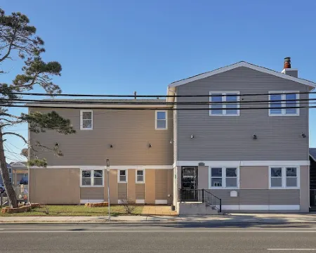 Spacious Skylit Seaside Stay - Walk to Bay & Beach - King Bed, Parking & Badges Hotels in Seaside Park