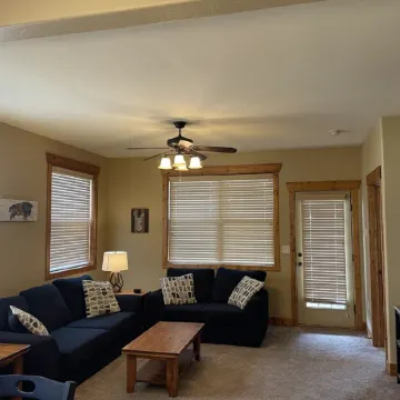 Buffalo Valley - Spacious Condo w/ 1 king bed and 2 queen beds