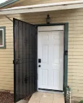 Newly redone studio w/outdoor lawn & eating space