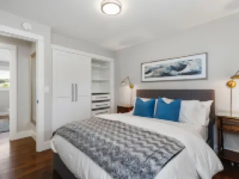 Central Location Close to Sea and Downtown 3 b 2b & Outdoor Living and Hot Tub! Hotels in Burien