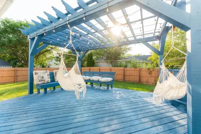 Re-Designed, Cosmos Retreat, King Bed, Hot Tub, WiFi, Large TVs, Spacious & Calm Hotels near Fresh Thyme Distribution Center
