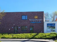 Dream accommodation with its own jetty and garden! Osaka-Sport-Center Emden附近的飯店