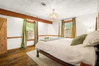 Privacy and peace at the cozy Cabin. Family friendly and pet friendly