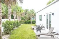 Contemporary Coastal Retreat with 3 Masters, Minutes to beaches