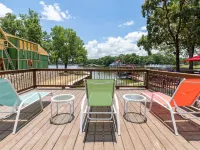 Beautiful 4/3 waterfront home with 2 master suites Hotels in Tool
