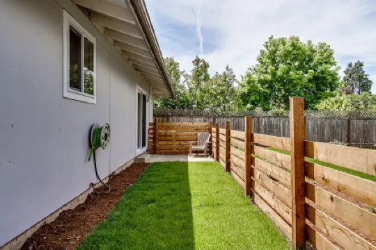 Close to Autzen, Hayward, & Hospitals