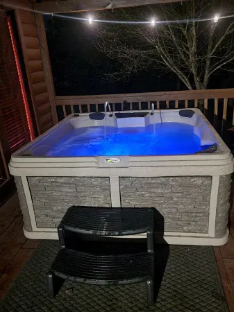 Cozy Cabin at Copperhill, Tn. Fire Pit, Hot Tub, Nature Trails.....WOW