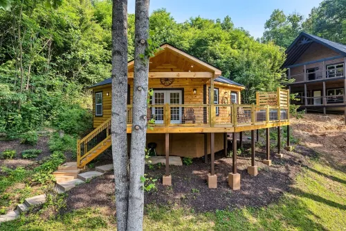 Sleeps 6, Hottub, WiFi, 10min to GB, 15min to PF