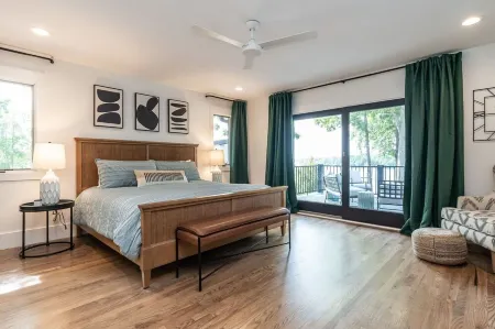 Lake Escape has it ALL--Deep water, panoramic views, POOL, main lake!