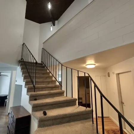 Modern 2,000+ sf house. Sauna + Parking! 5 mins from airport.