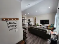 Cozy 3-Bedroom Duplex Hotels in Maize