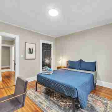 Beautiful 4BR 2 Bathroom House with Parking Rooms