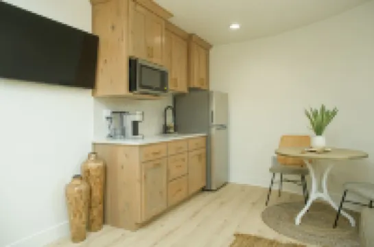 Unique stay in a modern grain bin home 2 miles from the famous hot pools!