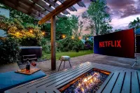 Golden Dome Getaway: Hot Tub, Cinema, Fire Pit!
