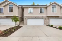 Renovated Modern Townhome in the heart of Holladay