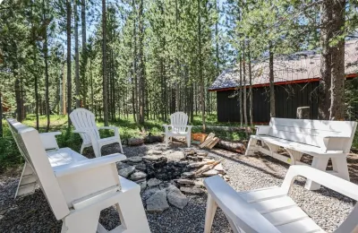 Hot Tub! Cozy beds sleeps 10, Wi-Fi, only 20 miles to West Yellowstone Hotel dekat Pinecone Playhouse at Mack's Inn Resort