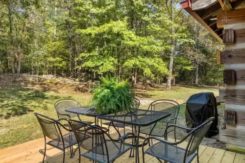 Privacy and peace at the cozy Cabin. Family friendly and pet friendly