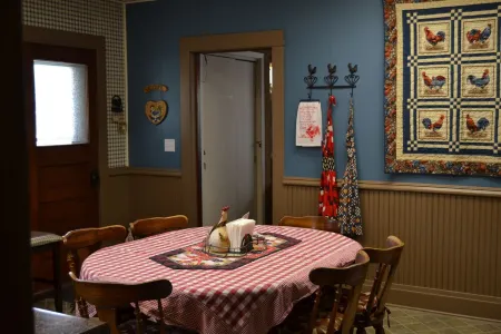 The Hen House Retreat - A Comfortable Place to Roost