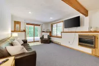 Pocono Chalet- walking distance to Lake Wallenpaupack- 3 Full baths