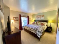Best Location Main St Town Lift Sleeps 6-8 Heated Pool & Hot Tub Free Parking