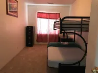 Gorgeous Clean 4 Bedroom Glendale Vacation Home + Wi-Fi Hotels in Glendale