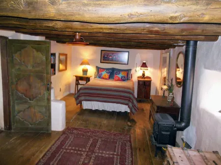 CHARMING TAOS ADOBE HOME Отели рядом с достопримечательностью «San Francisco de Asis Church»