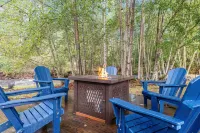 Cabin on Peaceful creek w/ hot tub, sauna, firepit- minutes from Hurricane Ridge