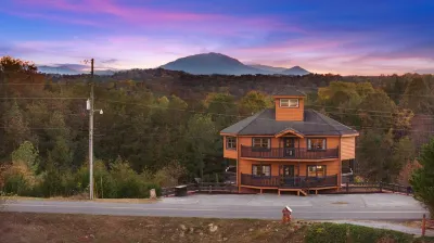 Cabin w/ Views & Indoor Pool Near Douglas Lake + Sleeps 12 Hotel dekat Blowing Cave Mill