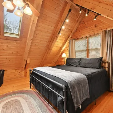 Cabin In Hocking Hills! Pet Friendly, Hot Tub, Secluded.
