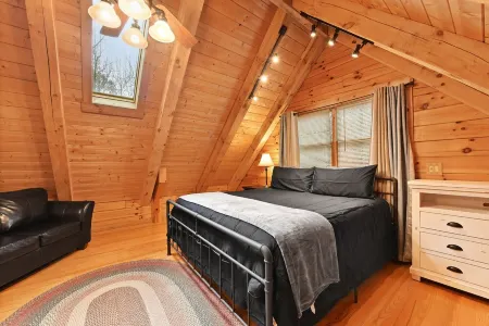 Cabin In Hocking Hills! Pet Friendly, Hot Tub, Secluded.