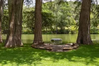 Amazing Private Riverfront! Rope swing, floating and concrete Dock! Sleeps 10!