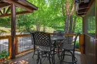 River Birch Hideaway | Mt Views, HT, Game/Theatre Rm, Fishing Pond, Mins to PF!