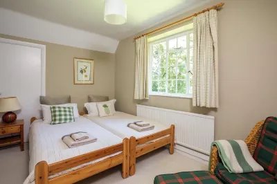 Tranquility, In grounds of Dower house on large country estate in the Candover's Hotels near CarFest South