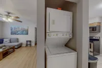 Gated Uptown Condo, 2bd/1ba, KING bed added