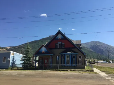 Cozy Mountain View home just blocks from center of town.