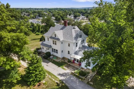 Historic Charm at Richmond Hill Отели рядом с достопримечательностью «Айламик Сентер оф Сидар-Рапидс»