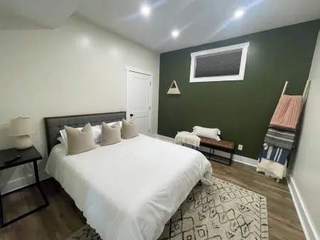 New 3 Bdrm unit w/ great location & ex. amenities Отели в г. Пайк