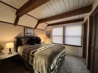 4 min Beech Mtn. Gem: Cabin Retreat near Slopes & Trails Pet friendly