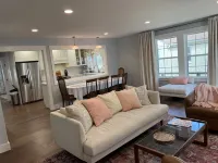 6-bdrm house, complete renovation, 1 mile from historic downtown, quilt museum Hotels near Paducah Railroad Museum