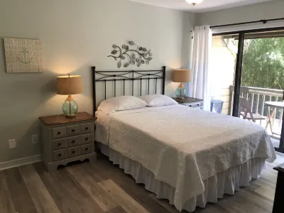 Fully remodeled, block to beach. 2-story, first floor entry, park at front door Các khách sạn ở 