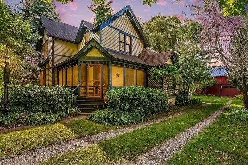 1-acre oasis near Saugatuck, wineries, beaches, shops, stunning yard & sunset!