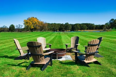 Heated pool, sandy beach, pier, and playground set punch point apart!